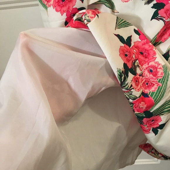 Wolf and Whistle Floral Dress - Picture 4 of 4